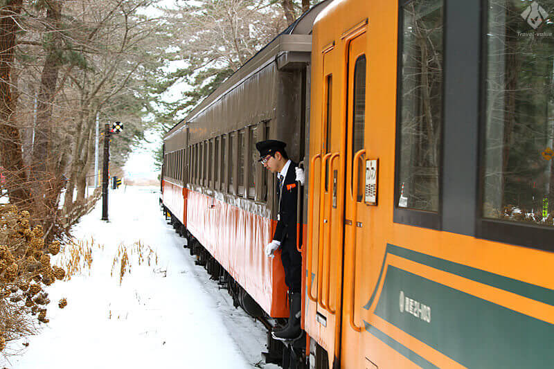 津軽鉄道「ストーブ列車」車両(左)・「走れメロス号」普通車両(右) の連結