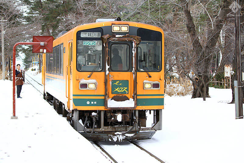 津軽鉄道・芦野公園駅・普通列車「走れメロス号」