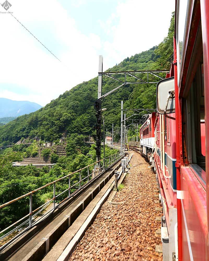 大井川鐵道 井川線「南アルプスあぷとライン」アプト式電気機関車(ED90形)を連結して走行