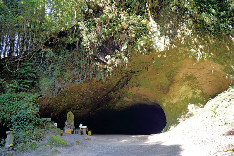 溝ノ口洞穴の入口
