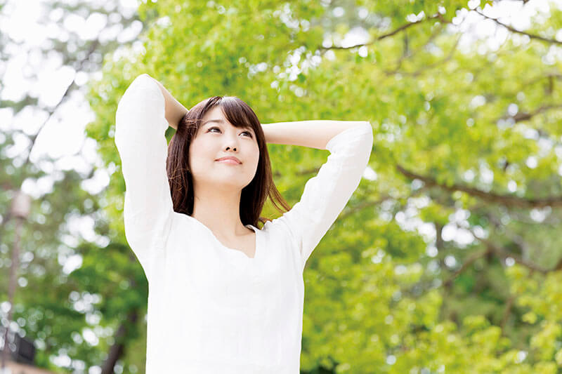 公園でリラックスする女性・イメージ