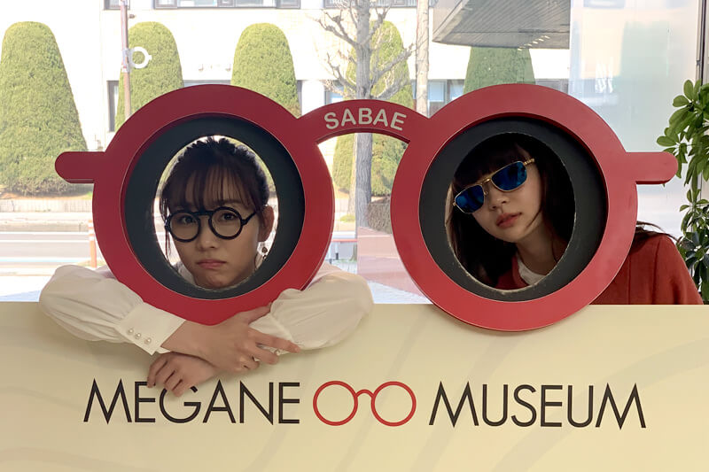 めがねミュージアム。左から須田亜香里、荻野由佳 ©TBS