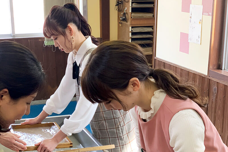 和紙漉き体験。左から須田亜香里、荻野由佳 ©TBS