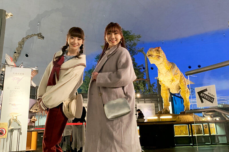 福井県立恐竜博物館。左から荻野由佳、須田亜香里 ©TBS