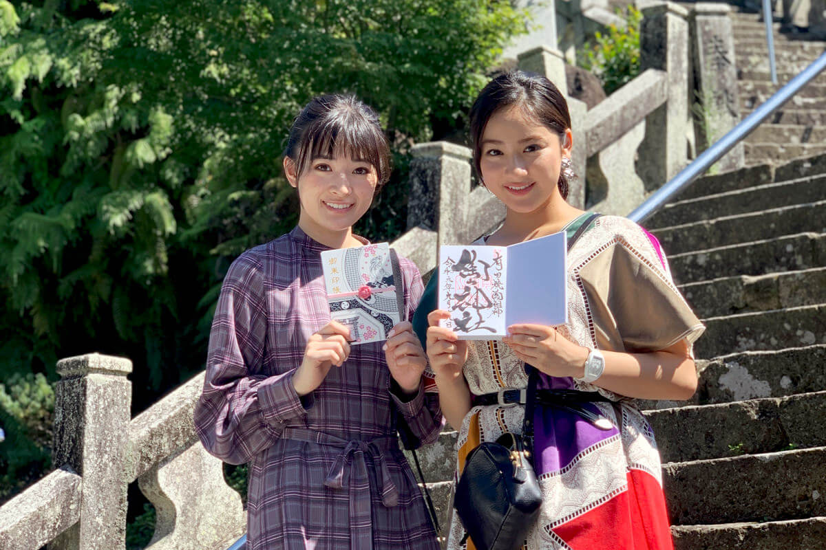 陶山神社。左から優希美青、平祐奈 ©TBS