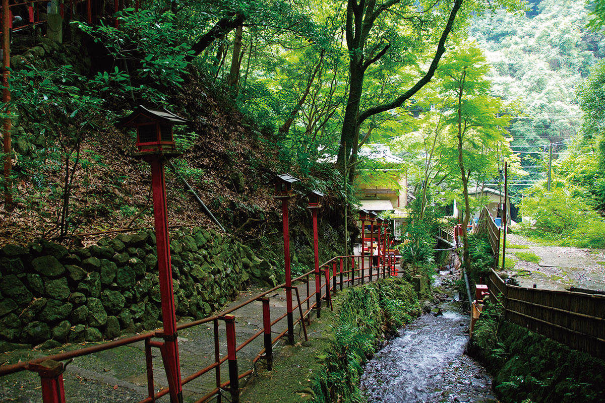 万葉公園 山間の参道