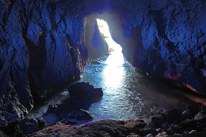 能登半島先端聖域の岬・青の洞窟