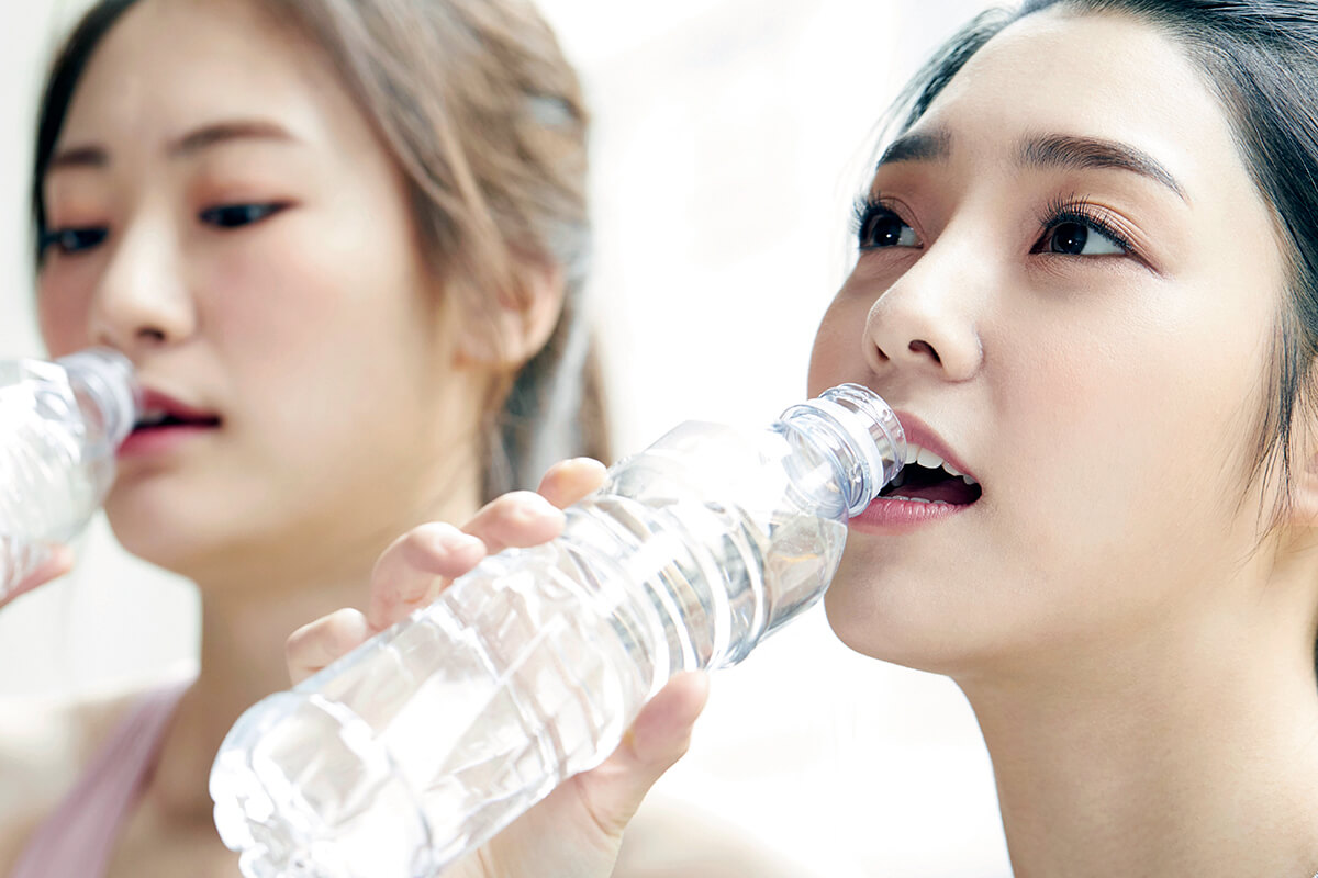 水を飲む女性(イメージ)
