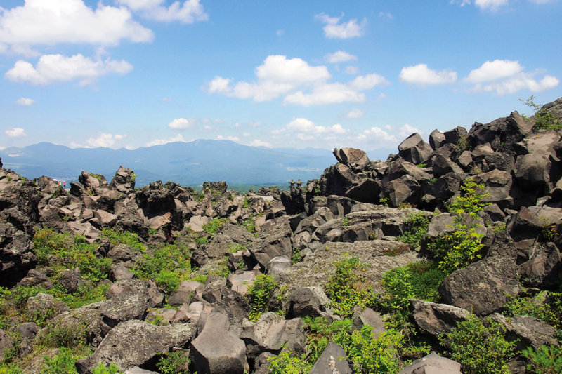 意外なフォトジェニックスポット!? 黒い溶岩が珍しい群馬県の嬬恋村「鬼押出し園」へ出かけよう！