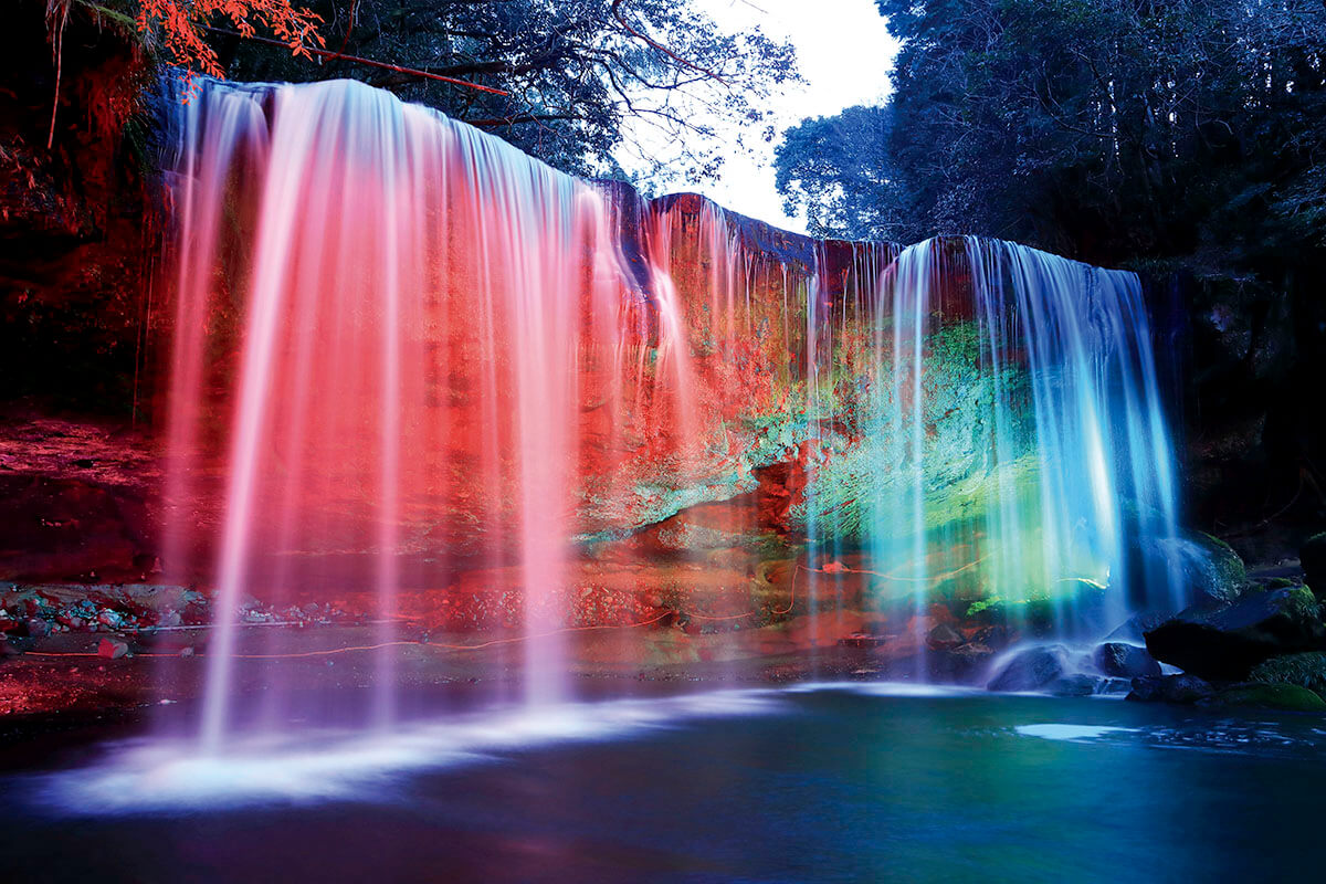 熊本県小国町にある裏側にまわれる滝「鍋ヶ滝」で四季折々の美しさを 