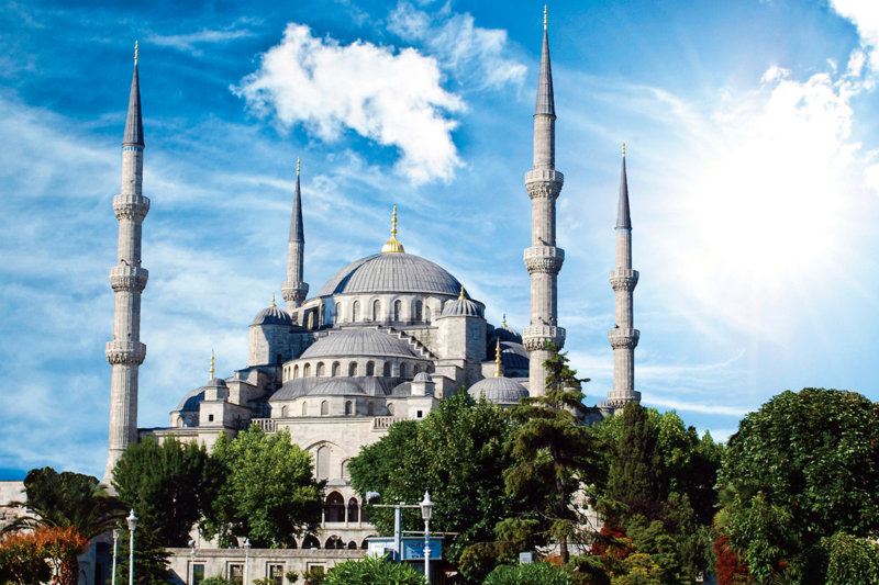 パステルブルーにうっとり。世界で最も美しいモスクと称されるトルコ・インタンブールの世界遺産「ブルーモスク」