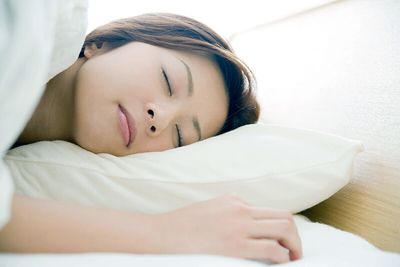 寝ている女性(イメージ)