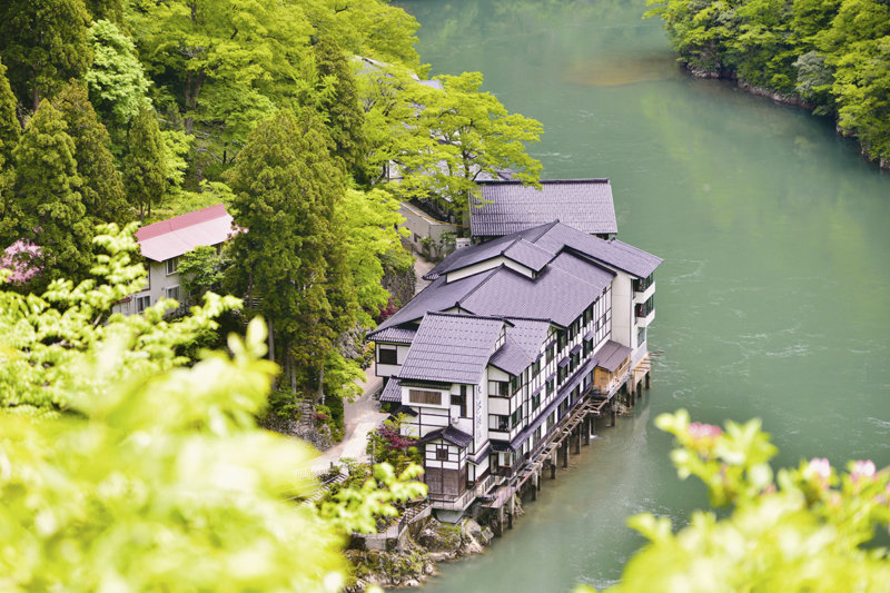 船でしか行けない!? 富山の秘境温泉宿「大牧温泉観光旅館」