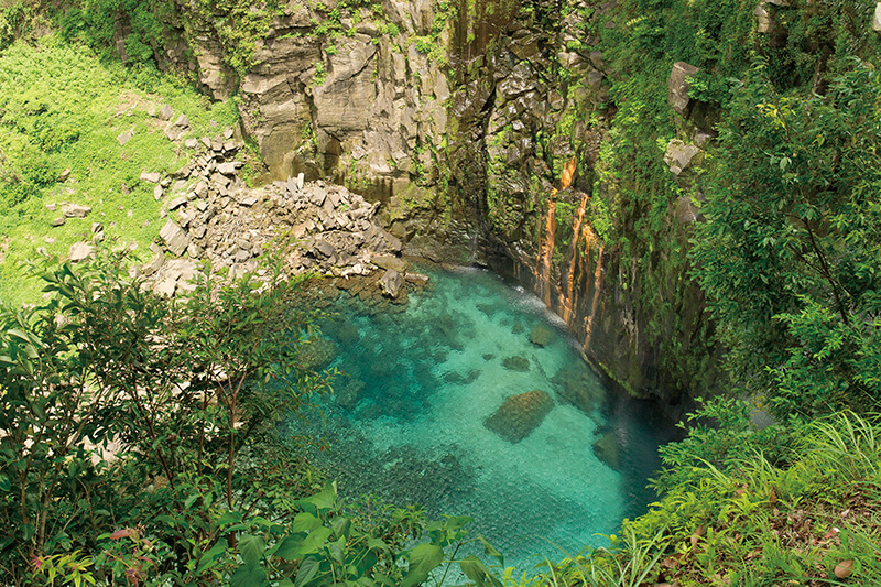 エメラルドグリーンに輝く滝壺が美しい！ 鹿児島県の雄川の滝で絶景を満喫♪