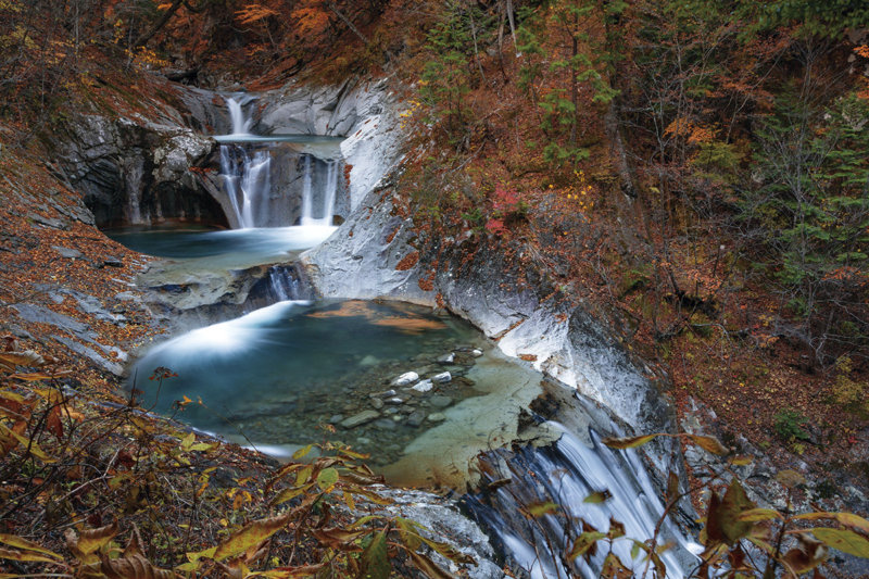 山梨県「西沢渓谷」で森林セラピーを！ 五段に流れるエメラルドの滝を見に行こう。