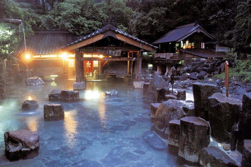 この夏は、天下一の大露天風呂を楽しむ！群馬県宝川温泉「汪泉閣」